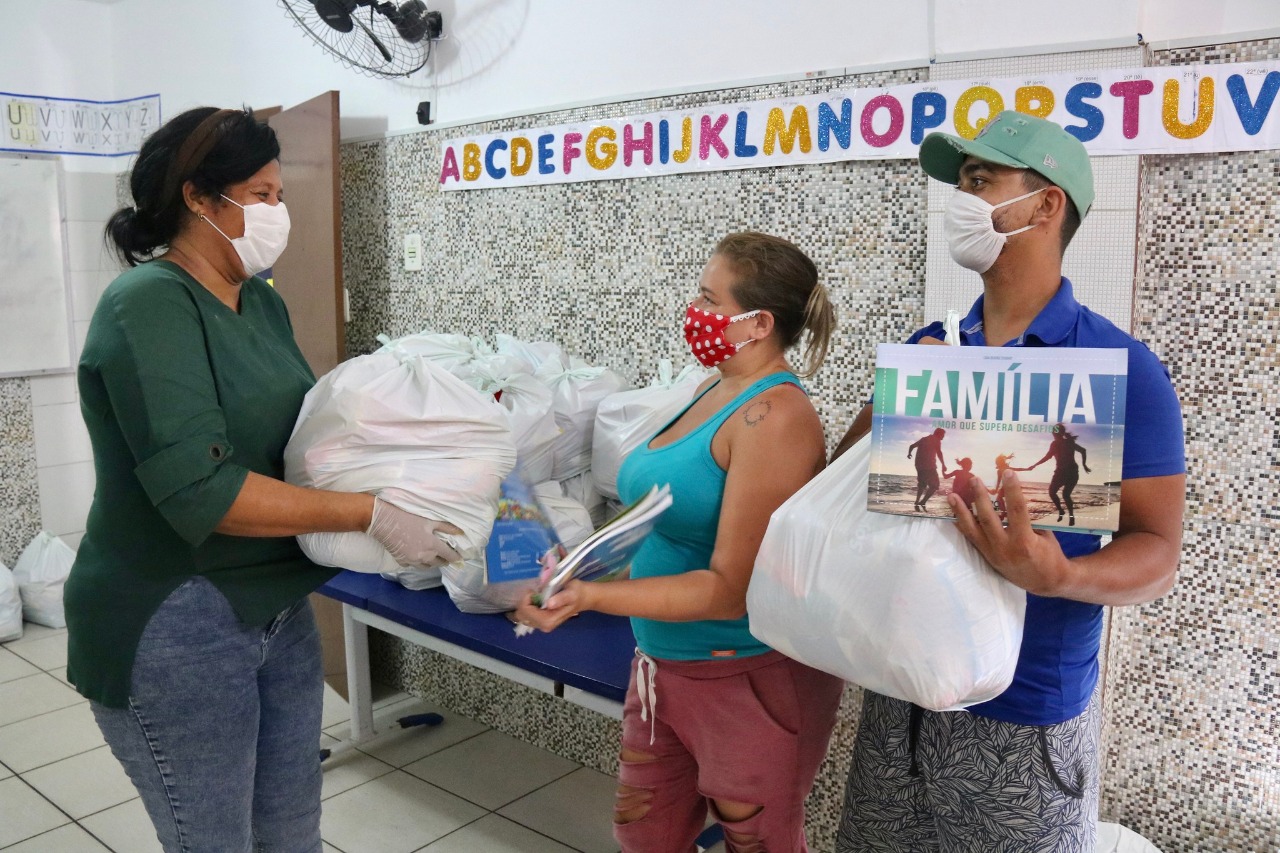 Mesmo no feriado, Prefeitura mantm calendrio de entrega de kits alimentao de alunos da rede municipal