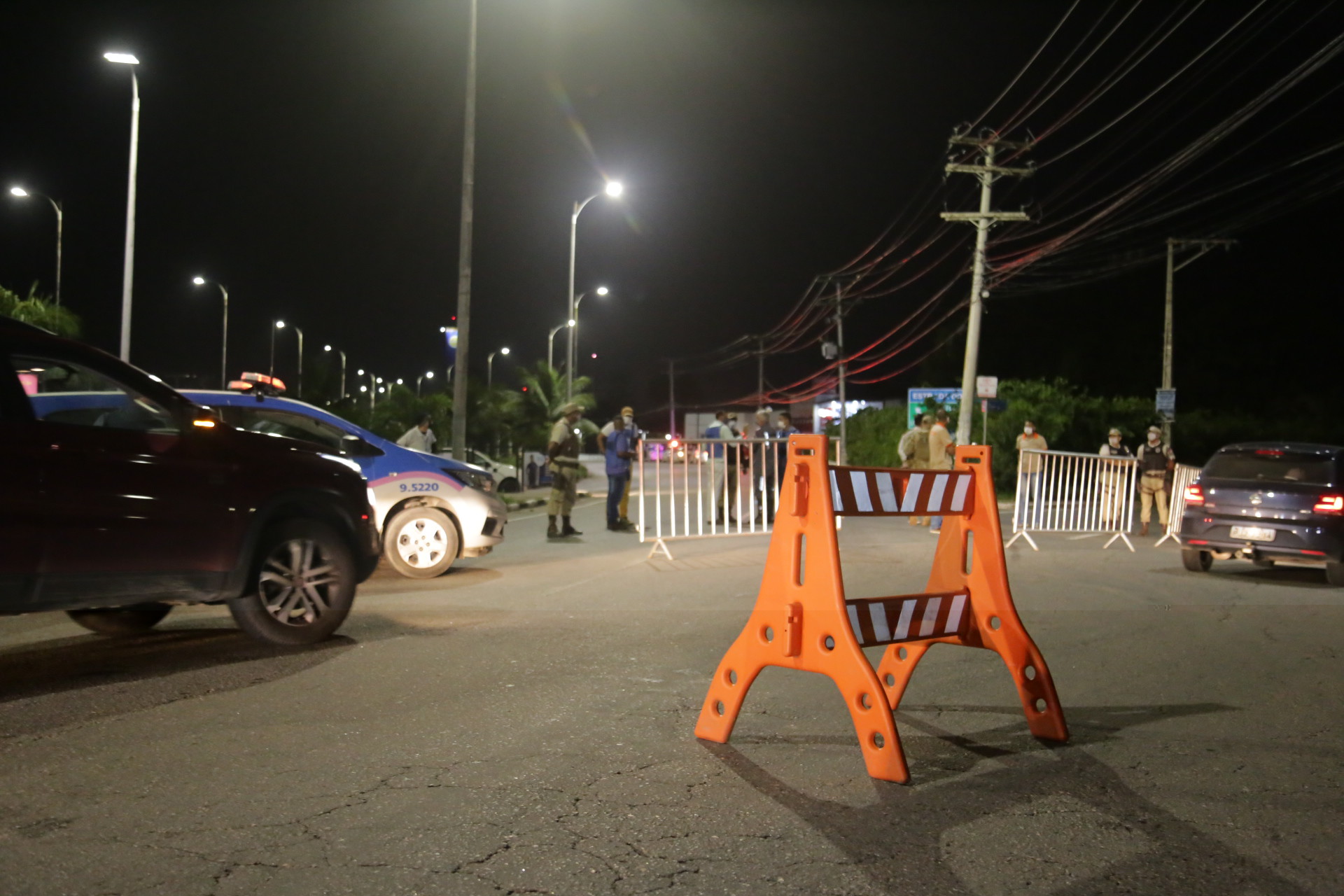 No primeiro dia do controle de circulao noturna em Lauro de Freitas, Operao de Segurana orientou motoristas e pedestres