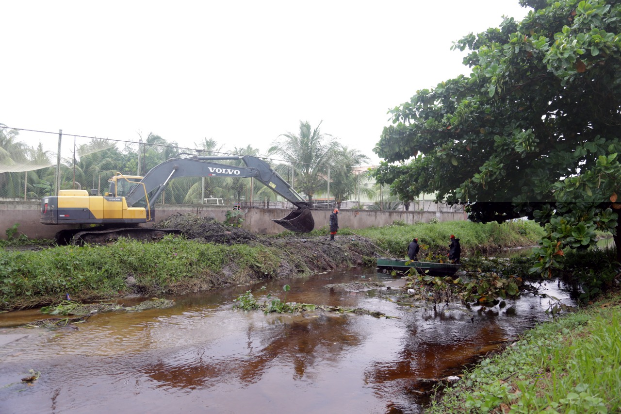 Prefeitura intensifica limpeza do Rio Sapato com retirada de macrfitas