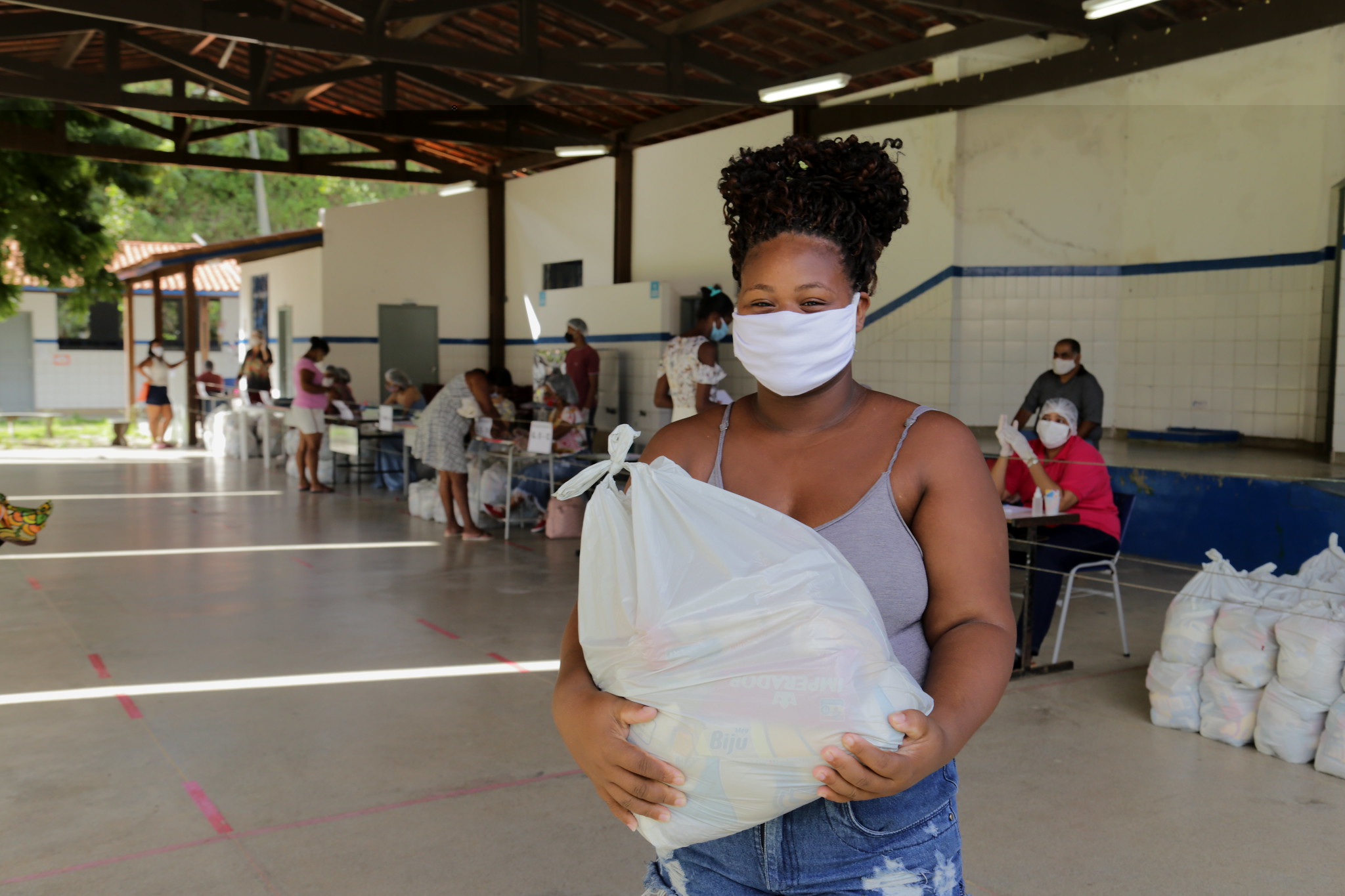 Lauro de Freitas inicia quarta etapa da entrega de kit alimentao para alunos da rede municipal nesta segunda-feira, dia 06