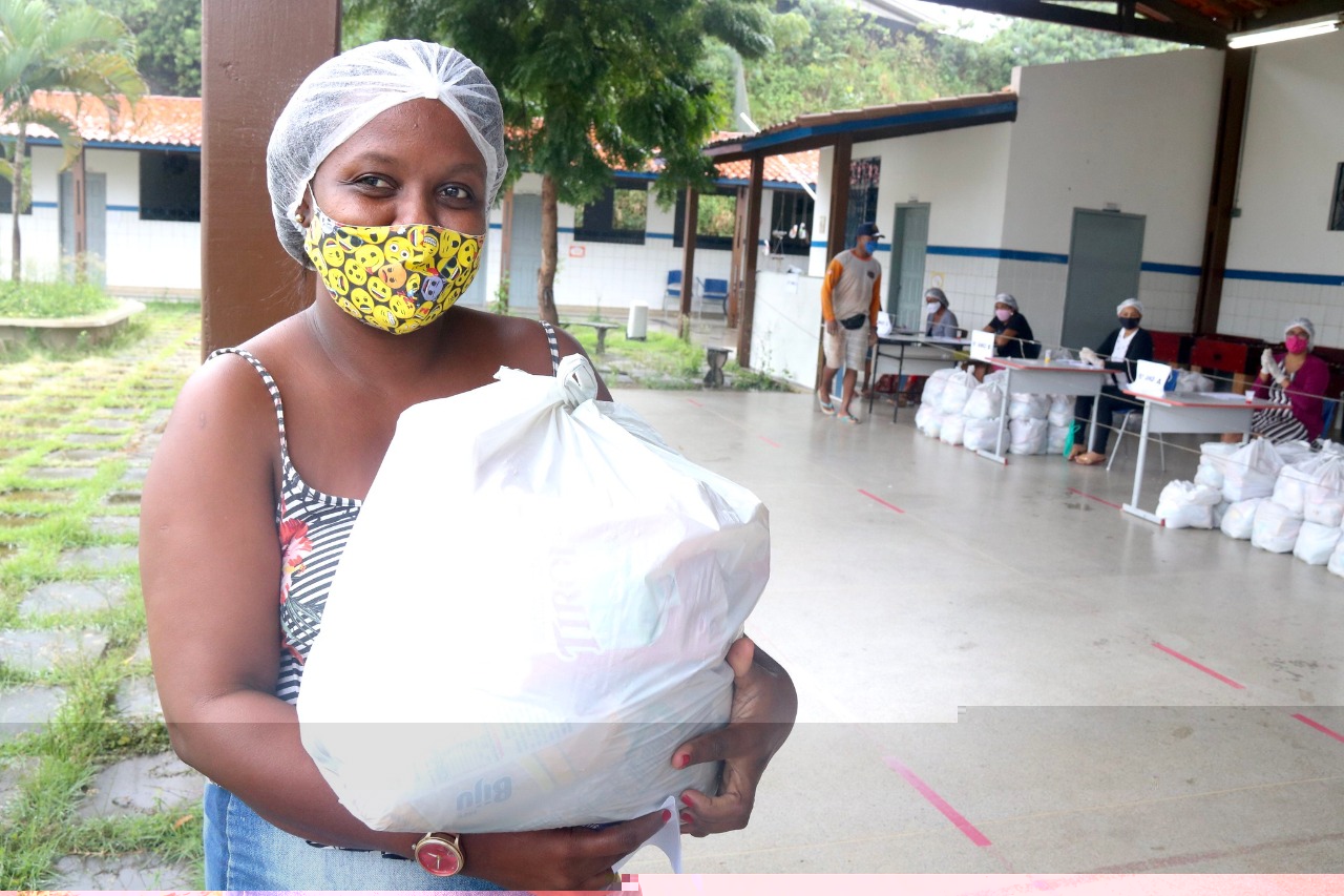 Prefeitura entrega mais de 14 mil kits alimentao para famlias de educandos nos primeiros dias da quarta etapa