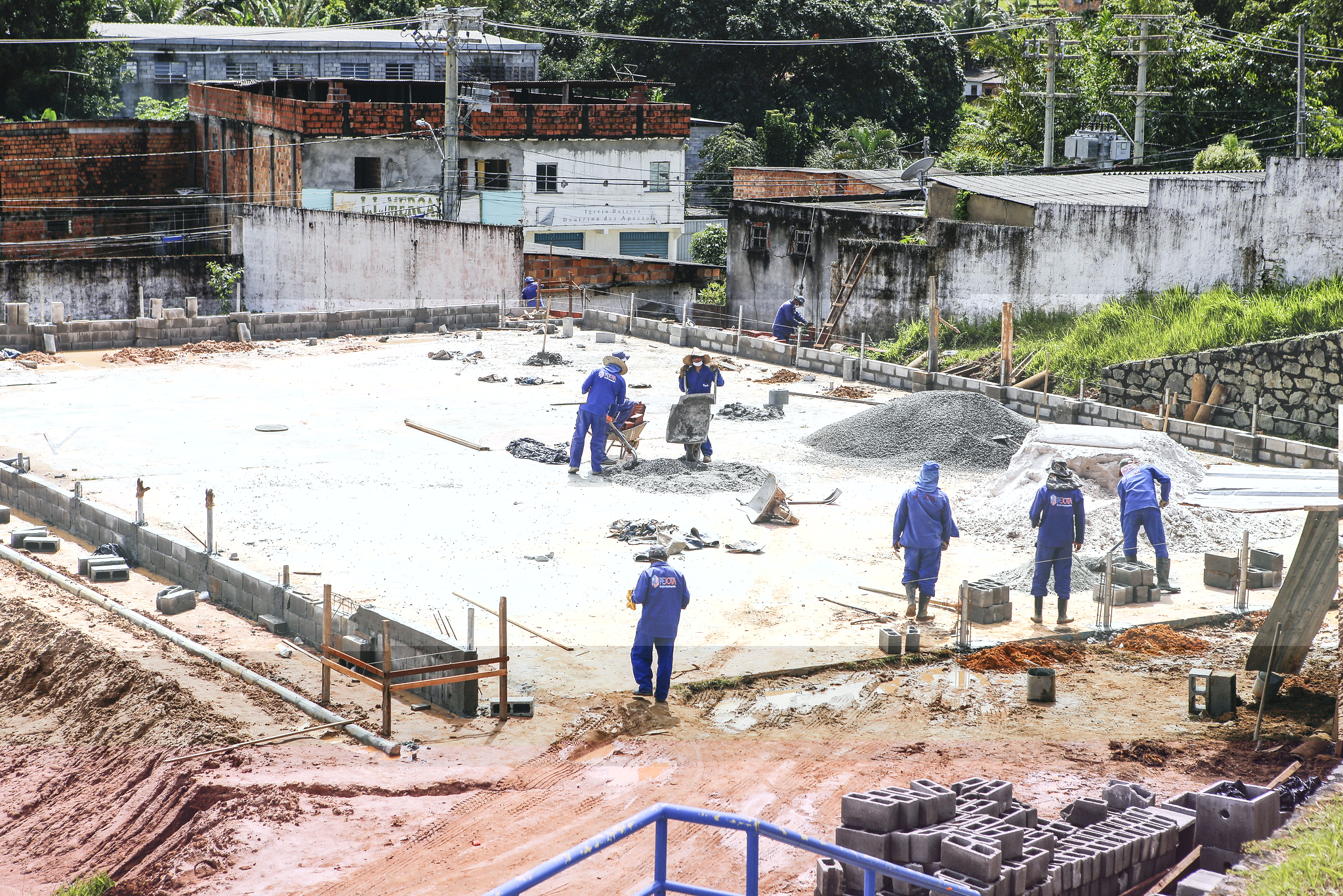 Construo de quadras amplia espaos para prtica de esportes em Lauro de Freitas