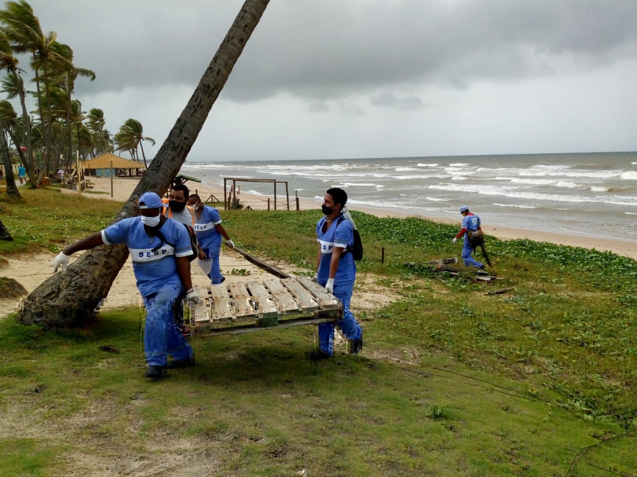 Operao Praia Slim de Lauro de Freitas intensifica a retirada de inservveis na orla de Vilas do Atlntico