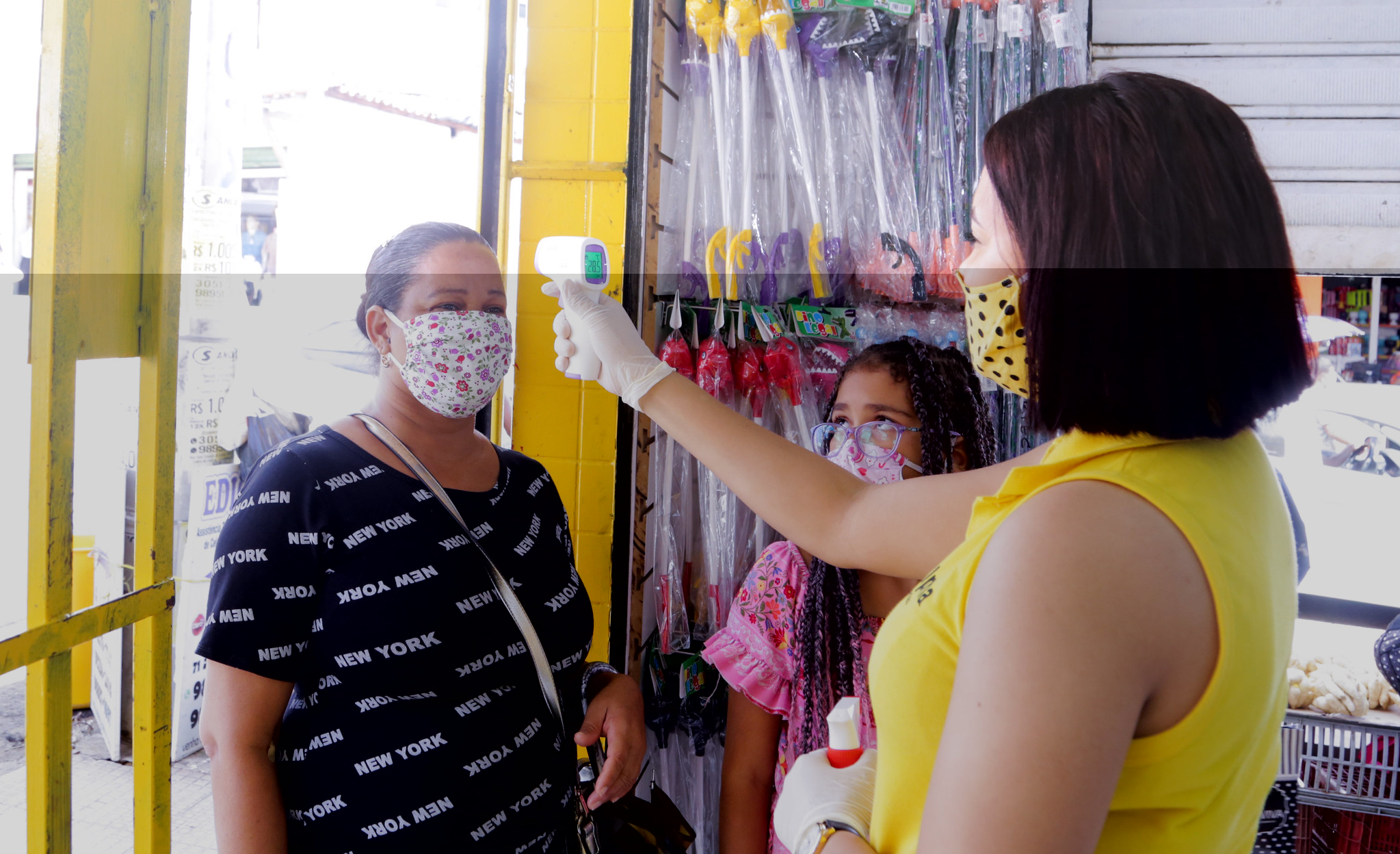 Primeiro dia de reabertura do comrcio em Lauro de Freitas tem movimento moderado