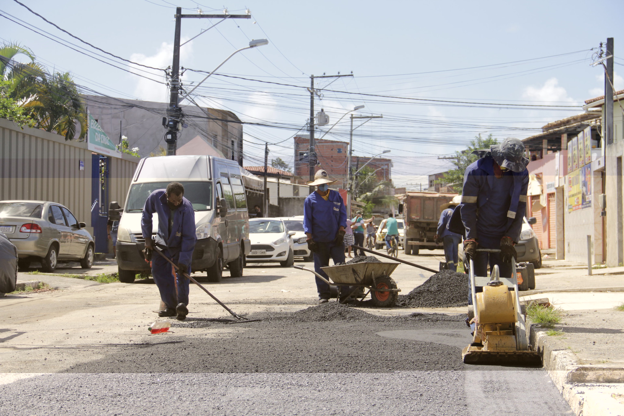 Prefeitura intensificou, neste sbado, aes de tapa buracos e limpeza pblica no bairro de Porto