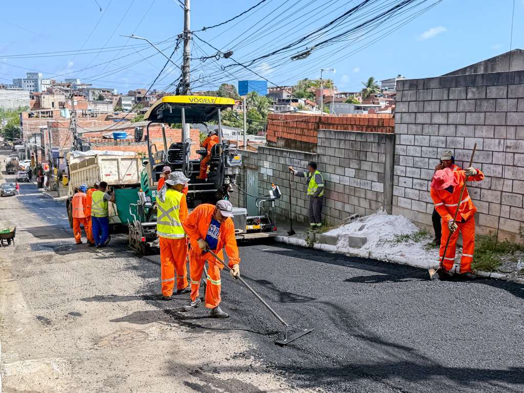 Prefeita Débora Regis acompanha obras do Pavimenta Lauro no bairro do ...