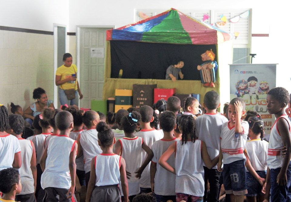 Circo de S Ler estimula o prazer pela leitura aos educandos da rede municipal de Lauro de Freitas