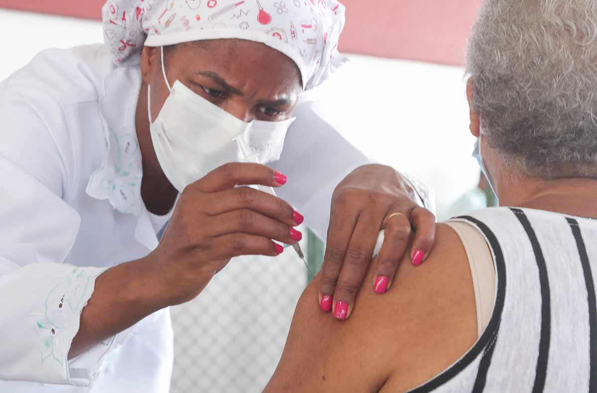 Vacinao contra a covid-19  suspensa em Lauro de Freitas. Municpio aguarda novas doses
