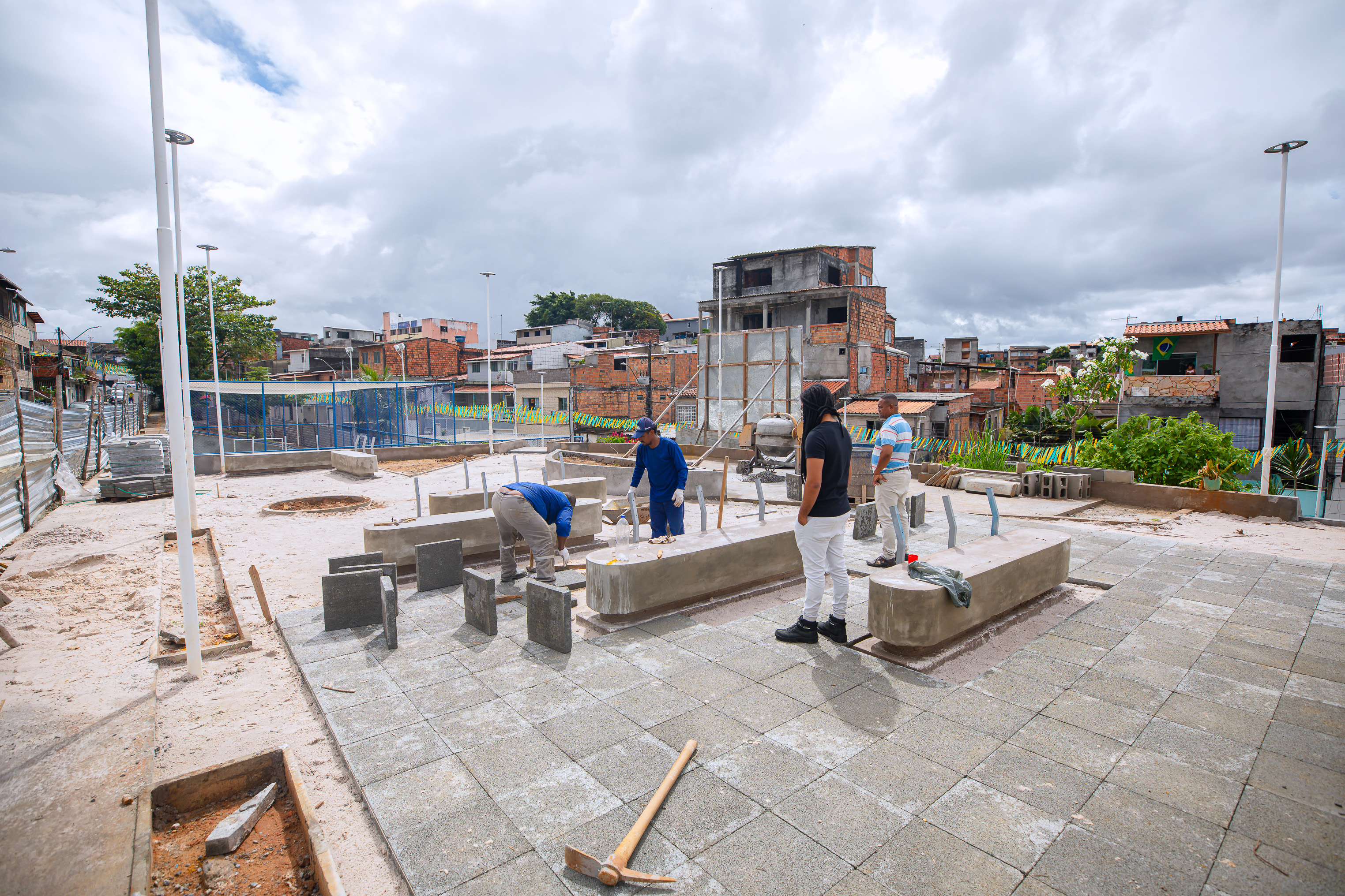 Praça Santa Bárbara avança e receberá o primeiro campo de grama sintética do município
