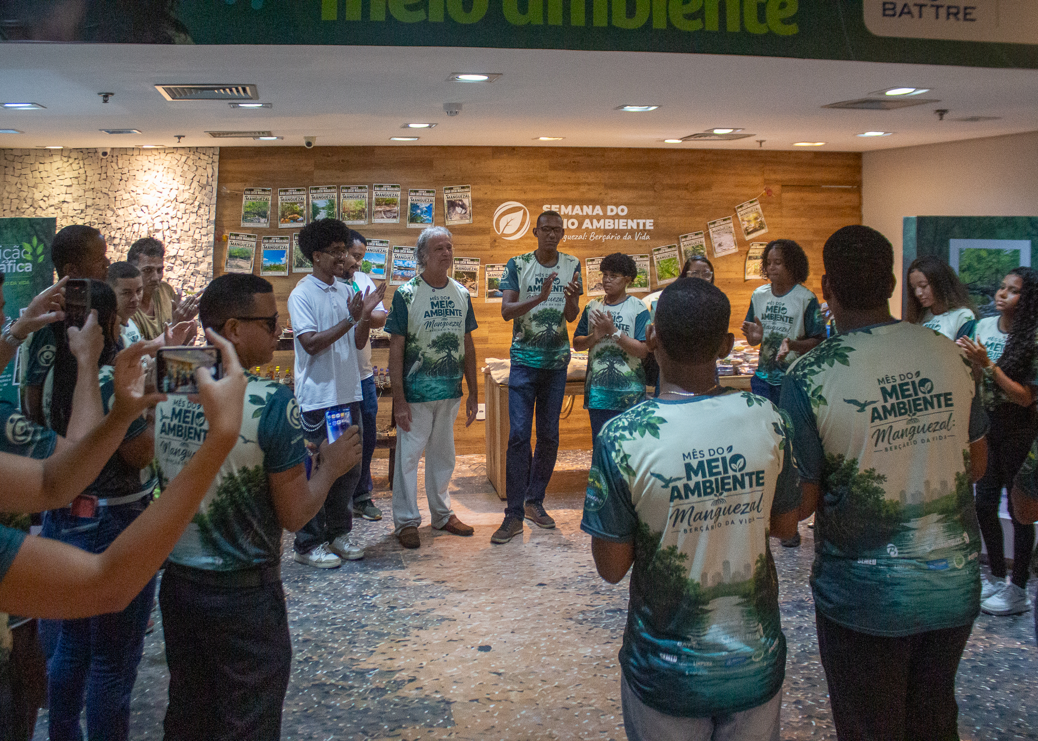 Alunos de escola municipal de Lauro de Freitas levam exposição sobre preservação dos manguezais a shopping da capital