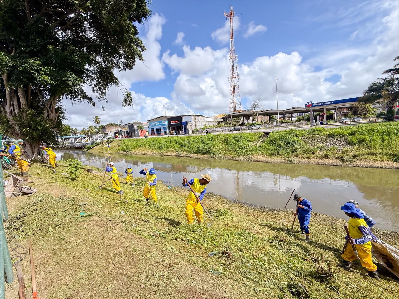 22/7/2026 - Prefeitura realiza força-tarefa de limpeza no canal do Rio Ipitanga para reforçar drenagem e prevenir alagamentos