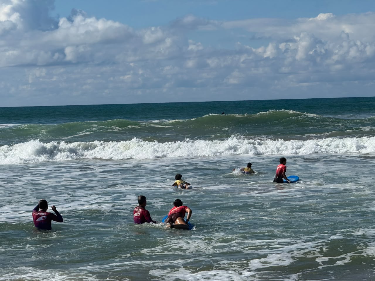 Projeto Educação com Esporte leva aulas de surf a estudantes da rede municipal