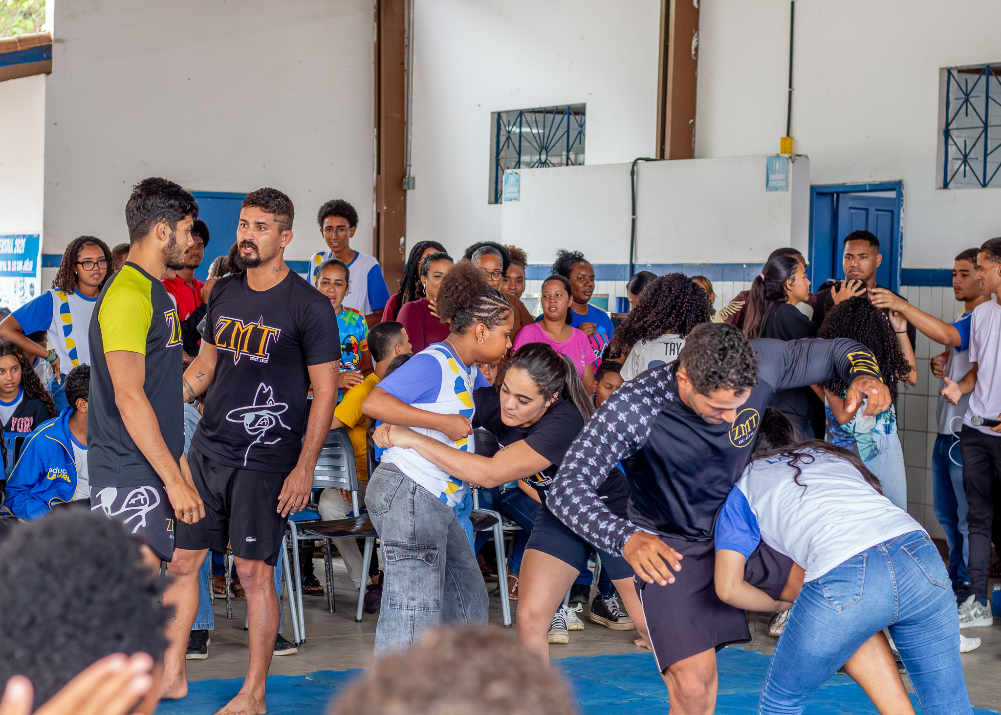 29/10/2026 - Estudantes da rede municipal participam de aula de defesa pessoal em alusão ao Outubro Rosa