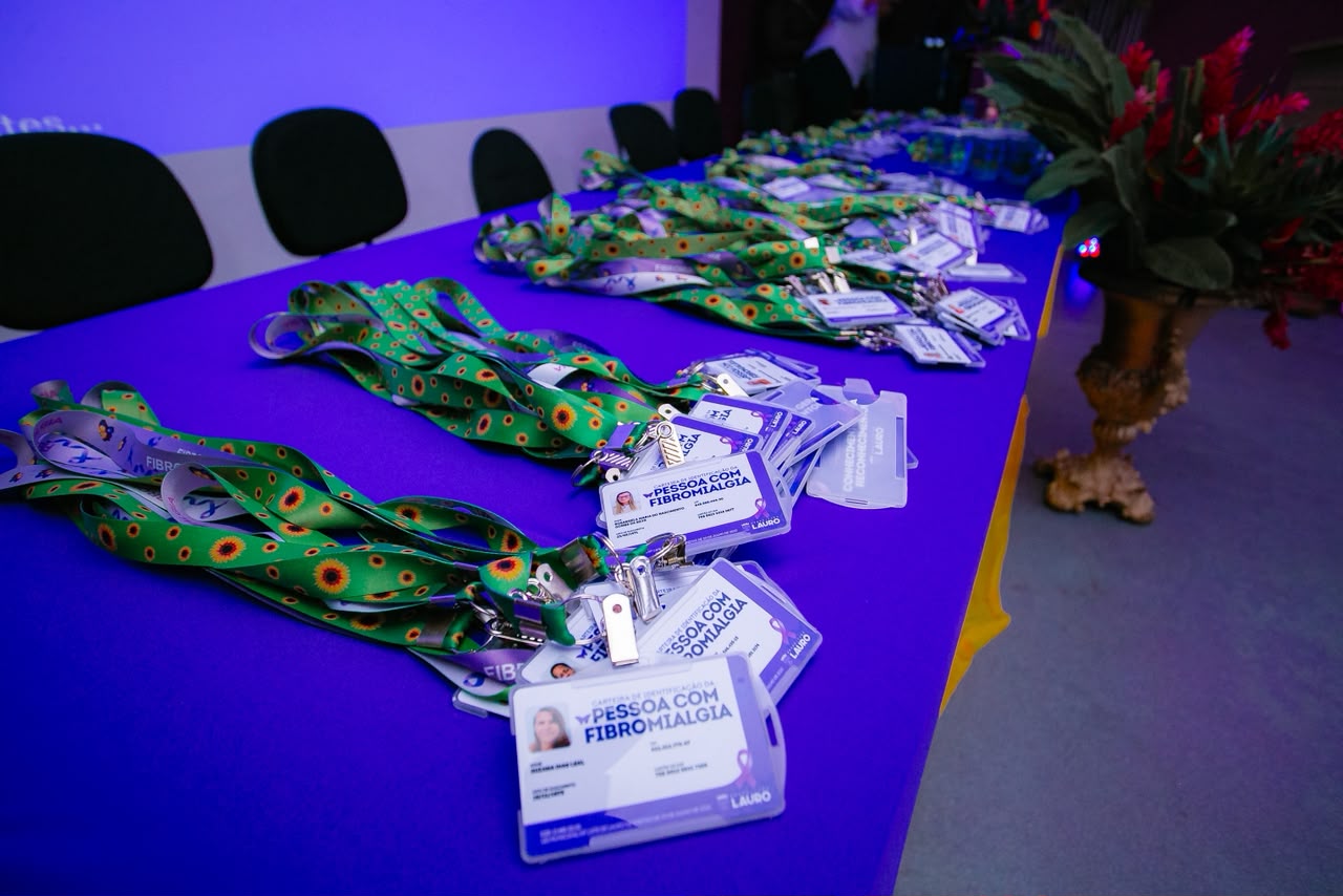 24/7/2026 - Prefeitura entrega 221 carteiras de identificação para pessoas com fibromialgia e fortalece rede de assistência em Lauro de Freitas