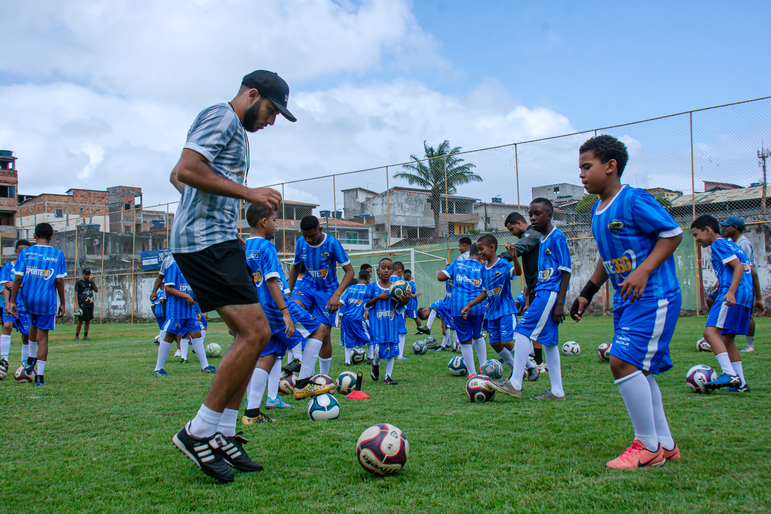 19/8/2026 - Projeto Camp Atletas do Futuro reúne 600 crianças com treinador europeu em Lauro de Freitas