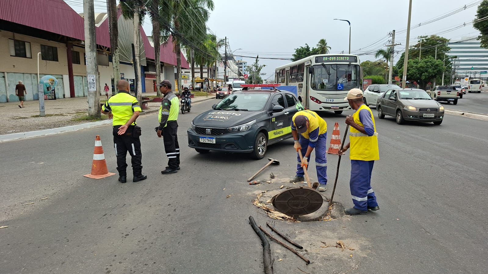 Prefeitura de Lauro de Freitas realiza manutenção de rede coletora de esgoto na Avenida Santos Dumont