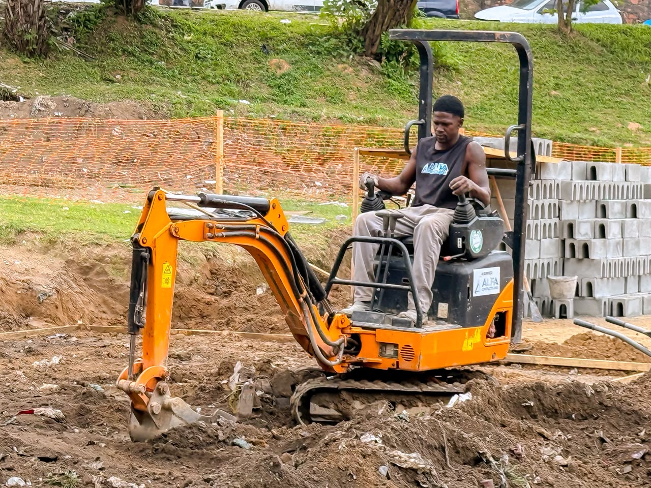 21/8/2026 - Obras avançam na Arena Pela Porco que ganhará campo com grama sintética e área de Futevôlei
