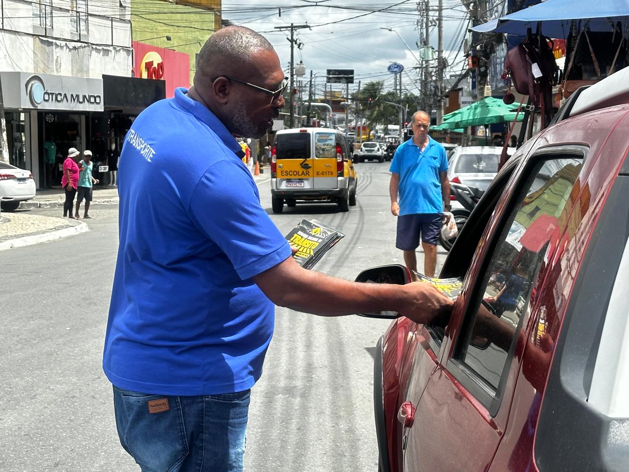 14/10/2026 - Ação de trânsito conscientiza motoristas e pedestres na região da Beira Rio