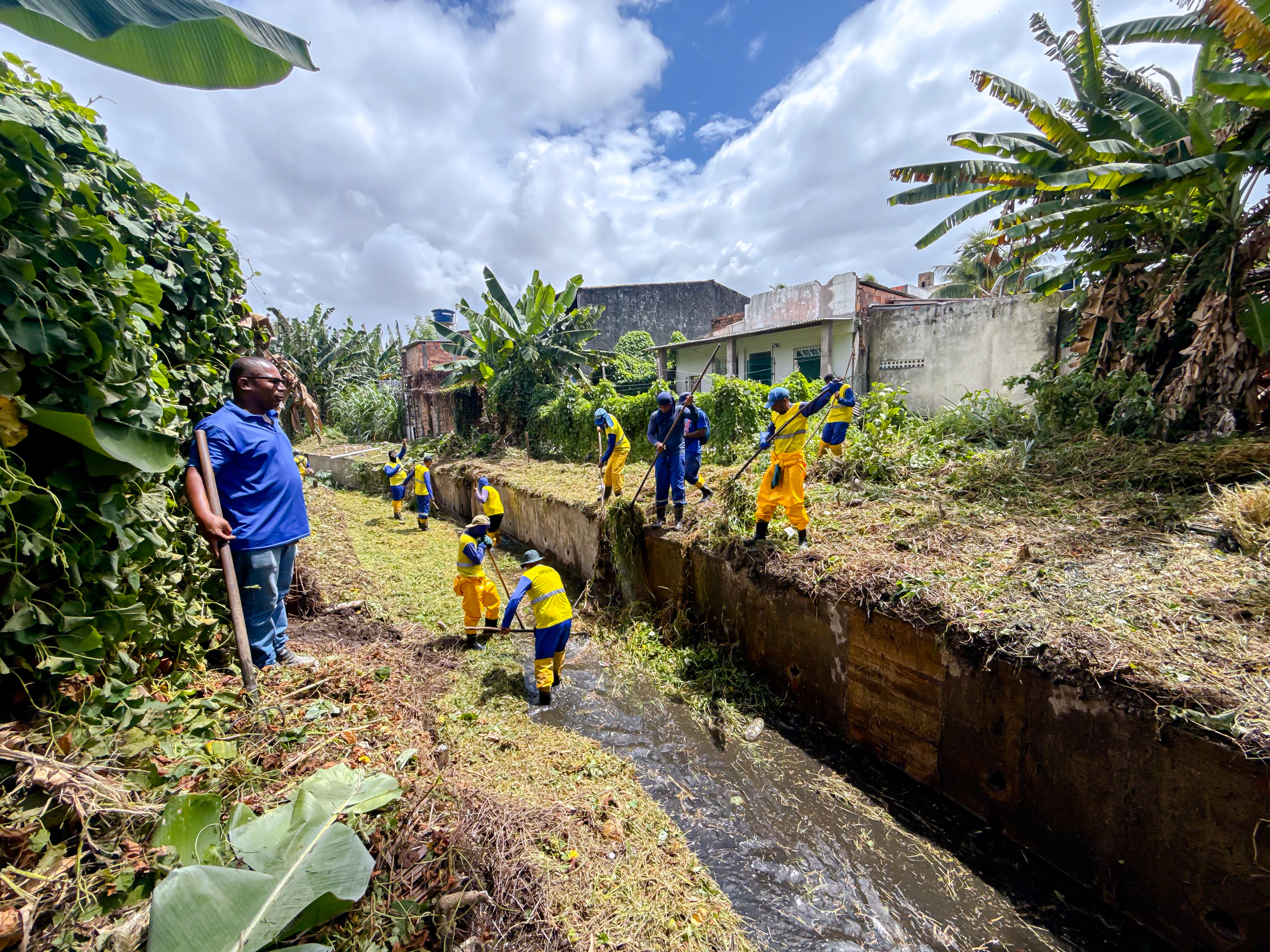 24/9/2026 - Prefeitura reforça limpeza de canal em Lagoa Patos