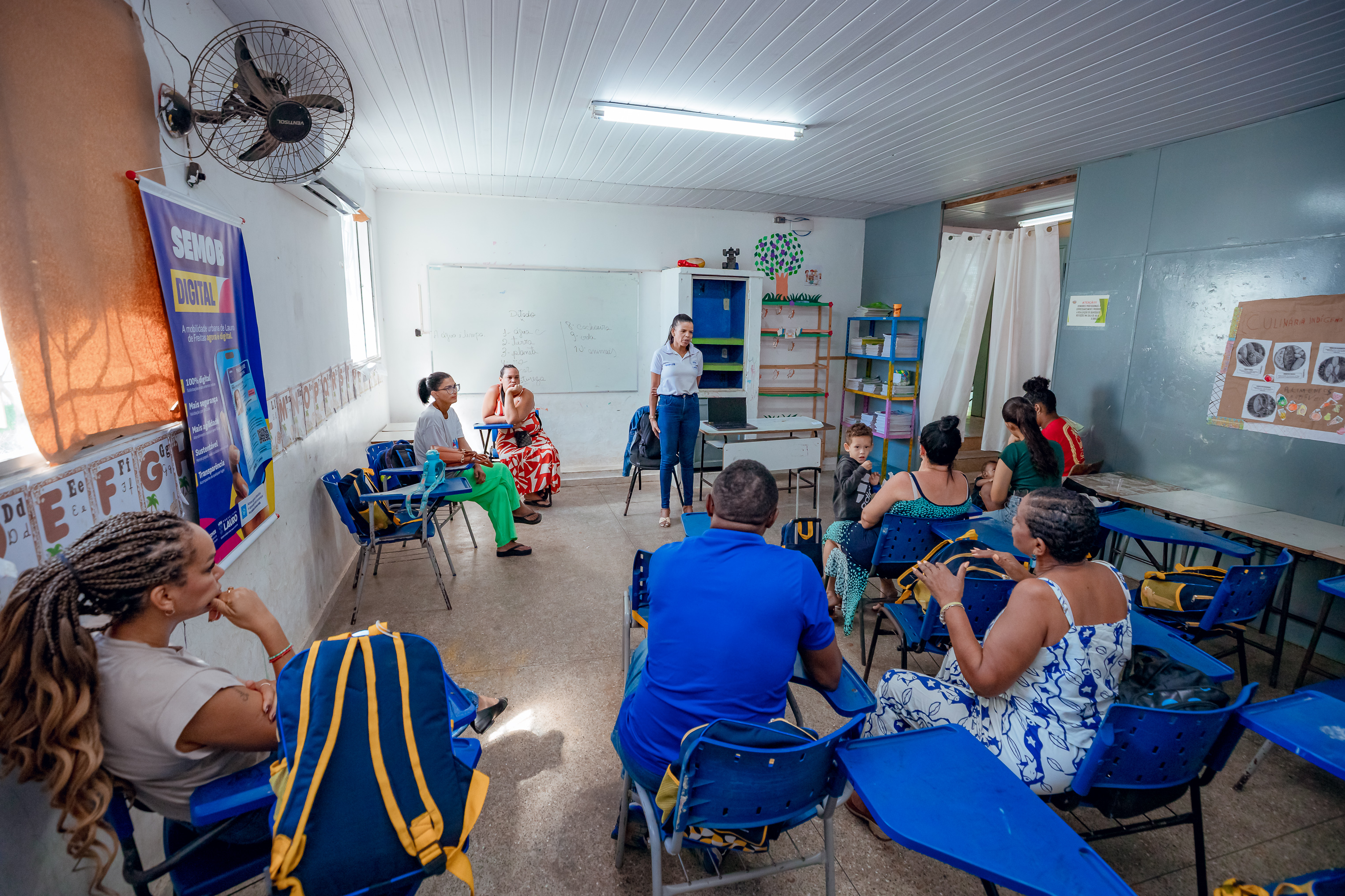 Prefeitura orienta famílias atípicas sobre serviços da SEMOB Digital durante ação em escola municipal