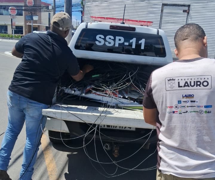 Operação Visão Limpa remove 100 kg de cabos e fios no combate poluição visual em Buraquinho e Miragem