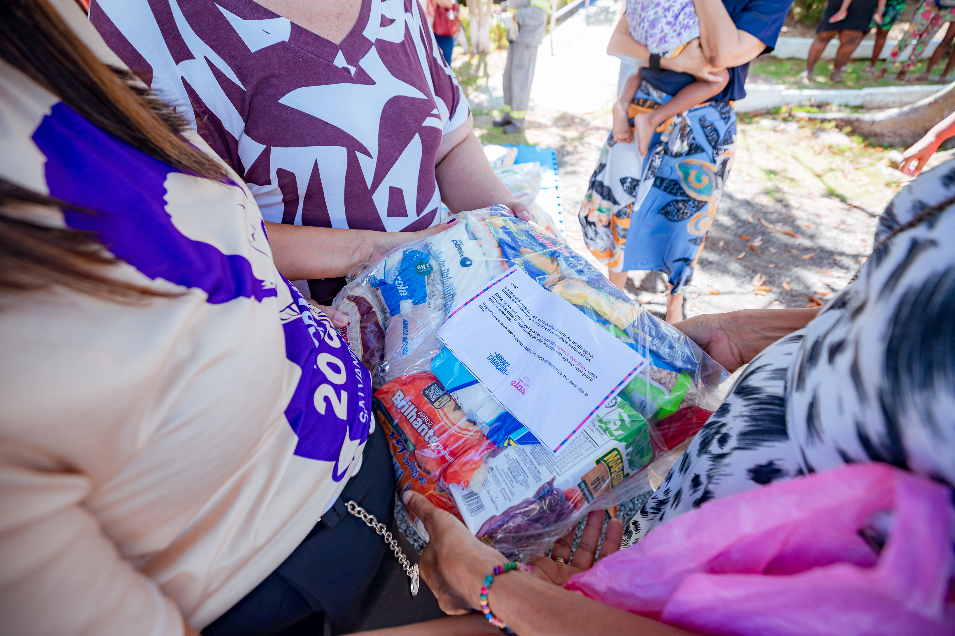 Prefeitura entrega alimentos arrecadados na corrida “Correr Por Elas” e beneficia mulheres assistidas pelo CRAM