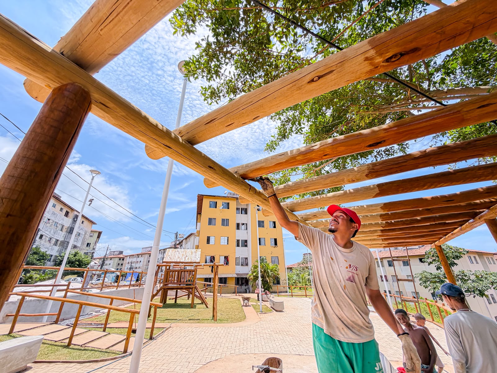 19/10/2026 - Obra de requalificação da praça do Dona Lindu, em Itinga, alcança 87% de execução