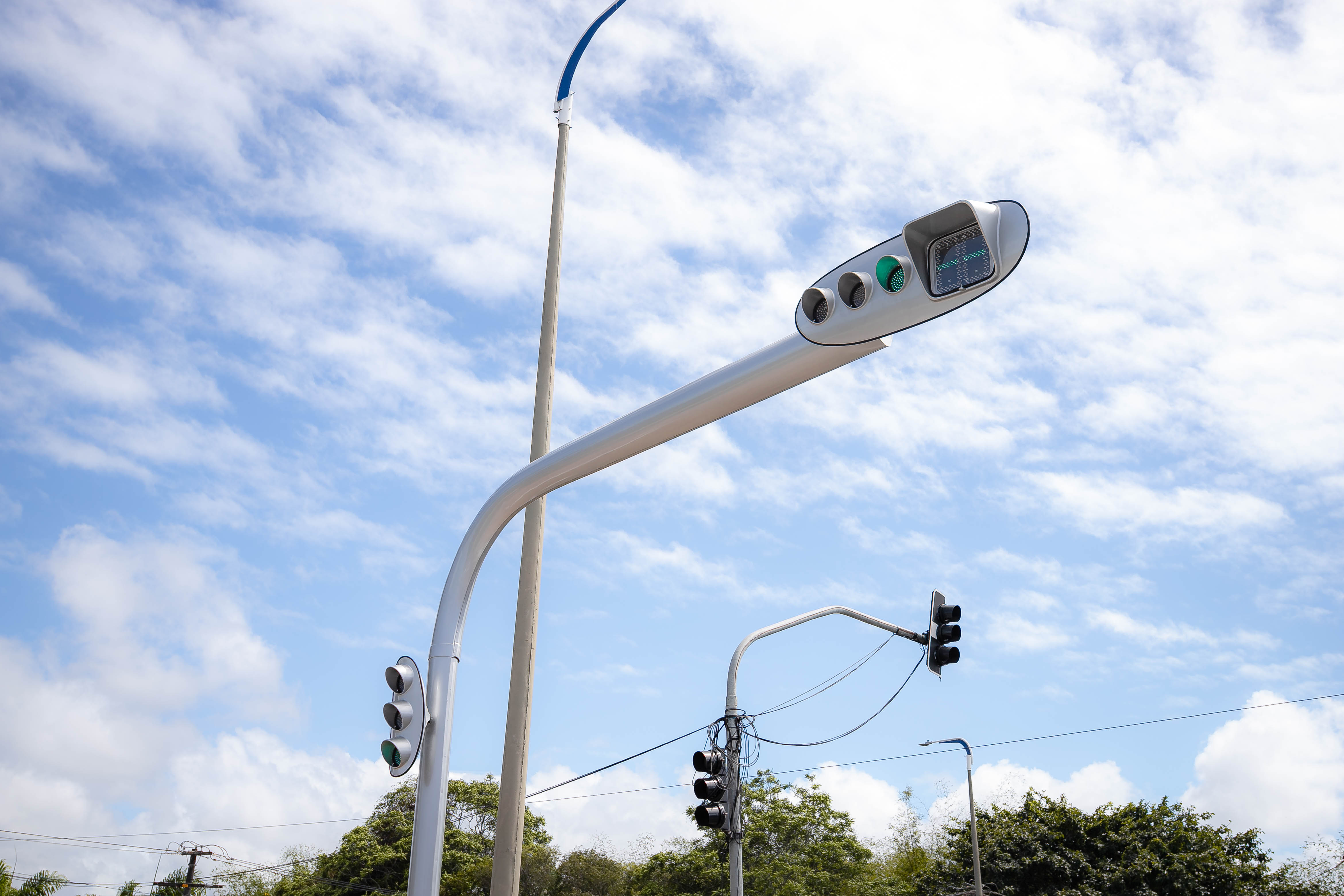 17/9/2026 - Prefeitura de Lauro de Freitas moderniza semáforos em pontos estratégicos das avenidas Santos Dumont e Luiz Felipe