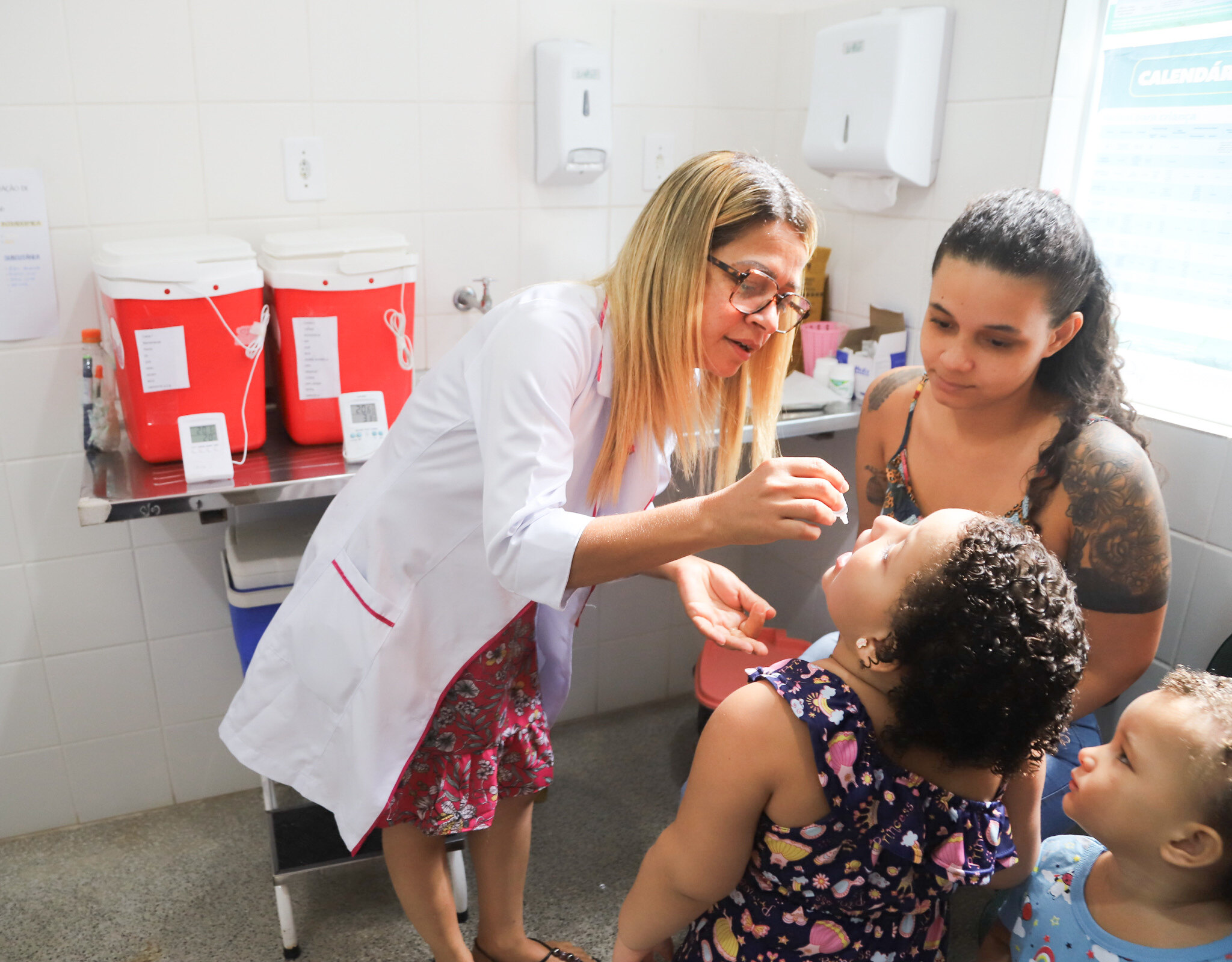 Dia D de vacinao contra a poliomielite leva pais e responsveis aos postos de sade de Lauro de Freitas