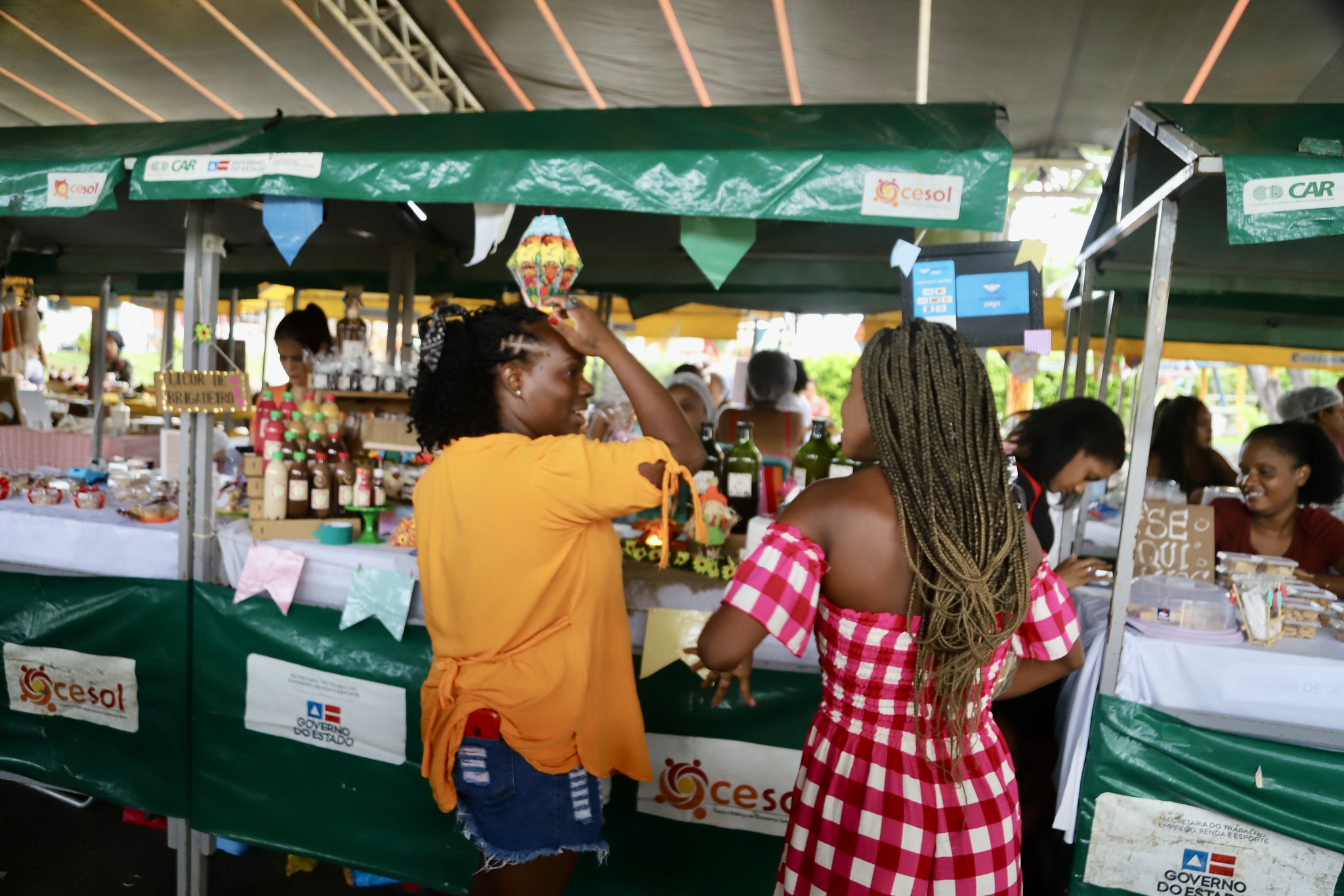 Artesanato, comidas tpicas e msica atraem pblico no primeiro dia  da edio junina da Feira de Economia Solidria   