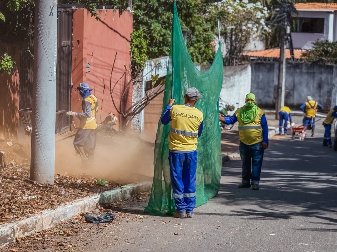 Equipes de limpeza urbana iniciam a semana com força-tarefa em diversos bairros de Lauro de Freitas