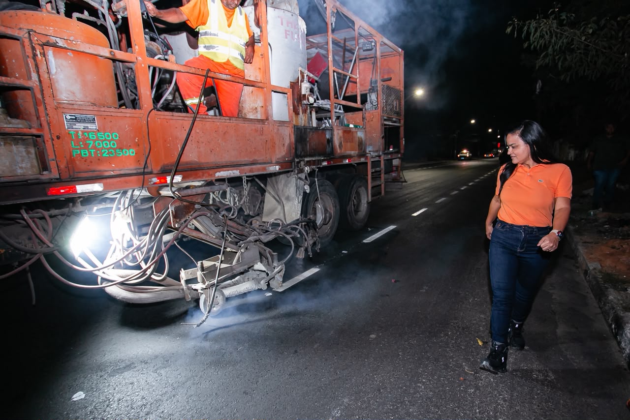 Prefeitura de Lauro de Freitas realiza sinalização horizontal em via requalificada de Vilas do Atlântico