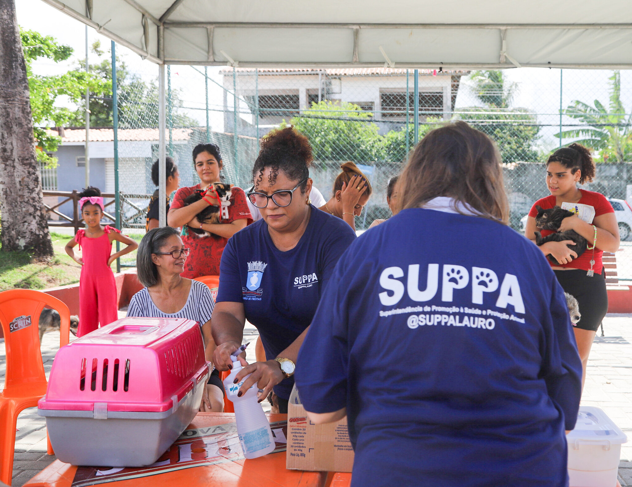 Tutores levam animais para serem atendidos em ao da SUPPA, em Lauro de Freitas