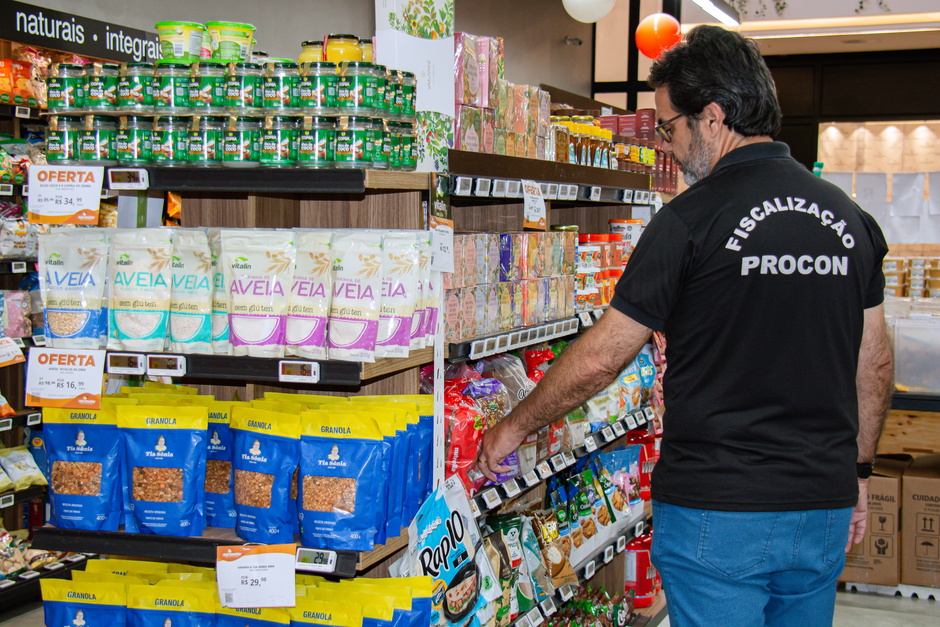 Procon de Lauro de Freitas fiscaliza lojas de produtos naturais em operação no comércio