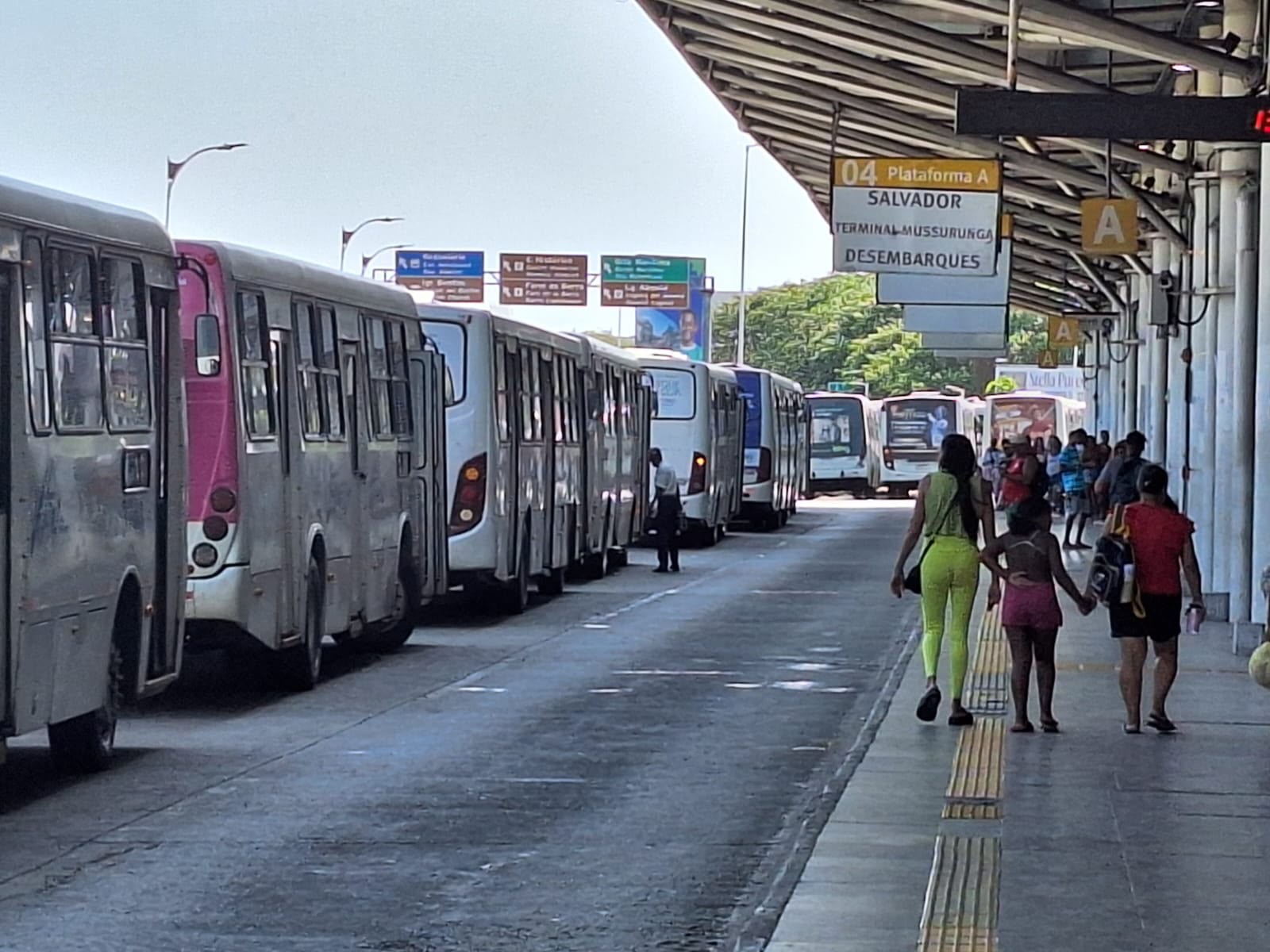 Prefeitura de Lauro de Freitas garante operação do transporte complementar e esclarece responsabilidades sobre linhas metropolitanas
