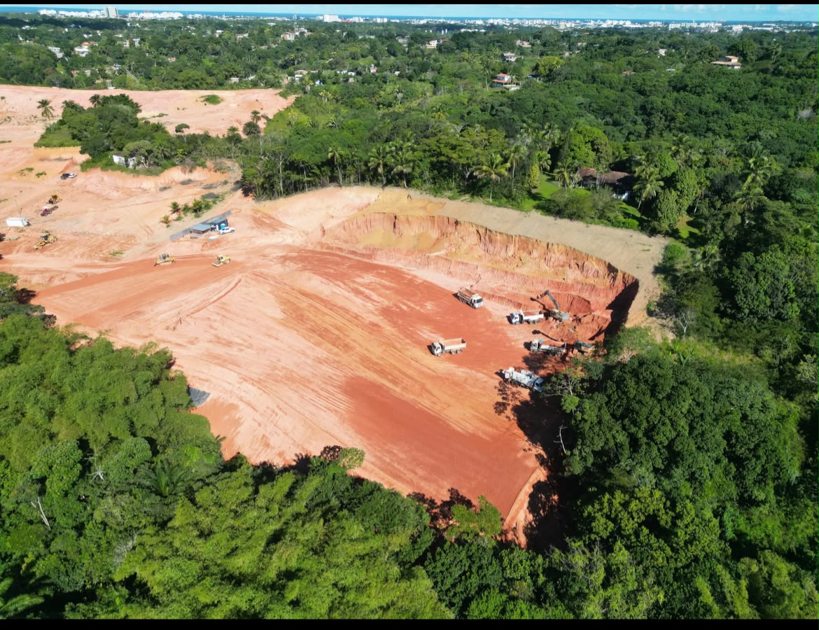 28/7/2026 - Obra da primeira Maternidade Municipal de Lauro de Freitas avança com serviços de terraplanagem
