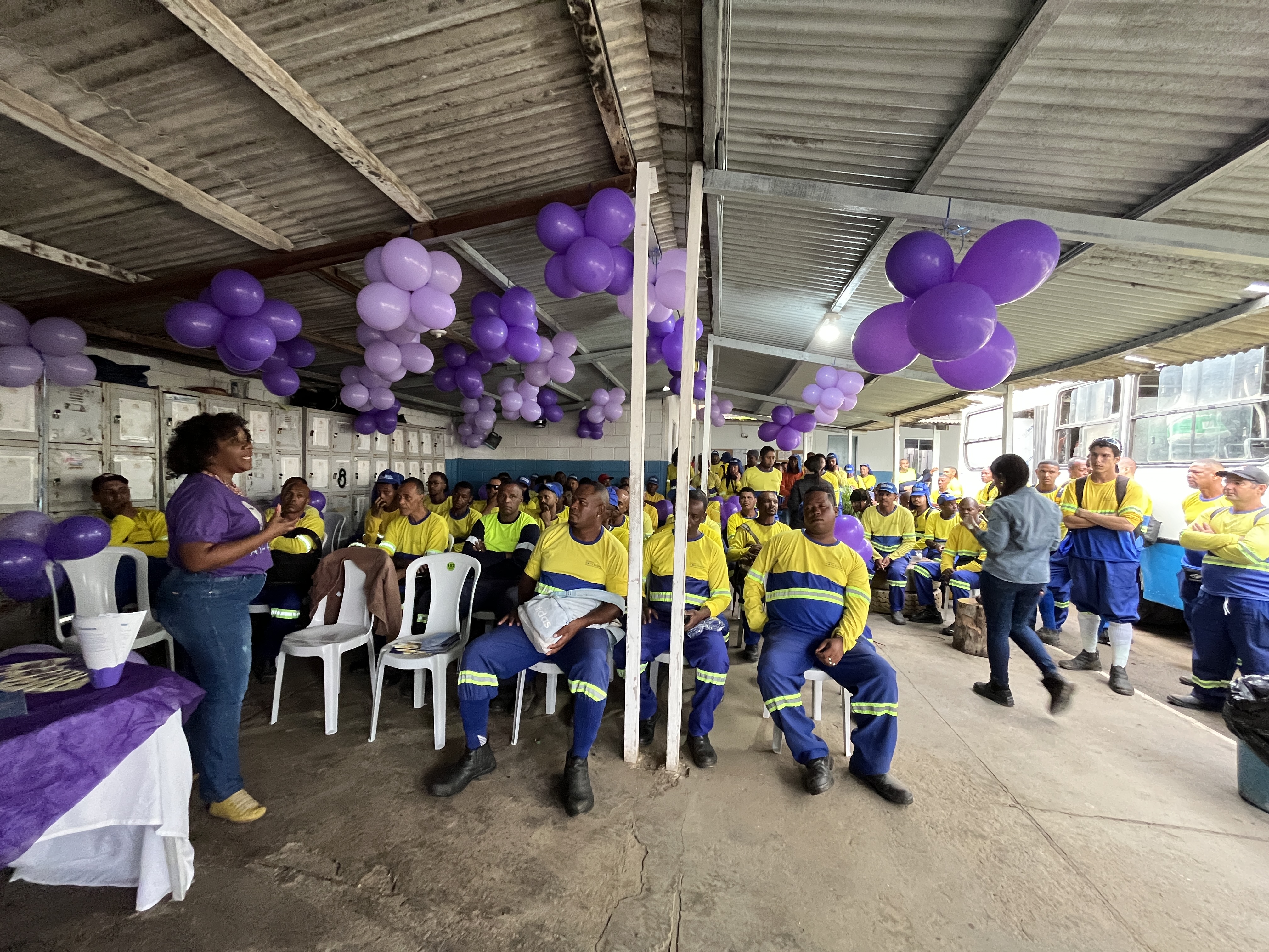 24/8/2026 - Prefeitura leva ação de conscientização do Agosto Lilás para profissionais da limpeza pública