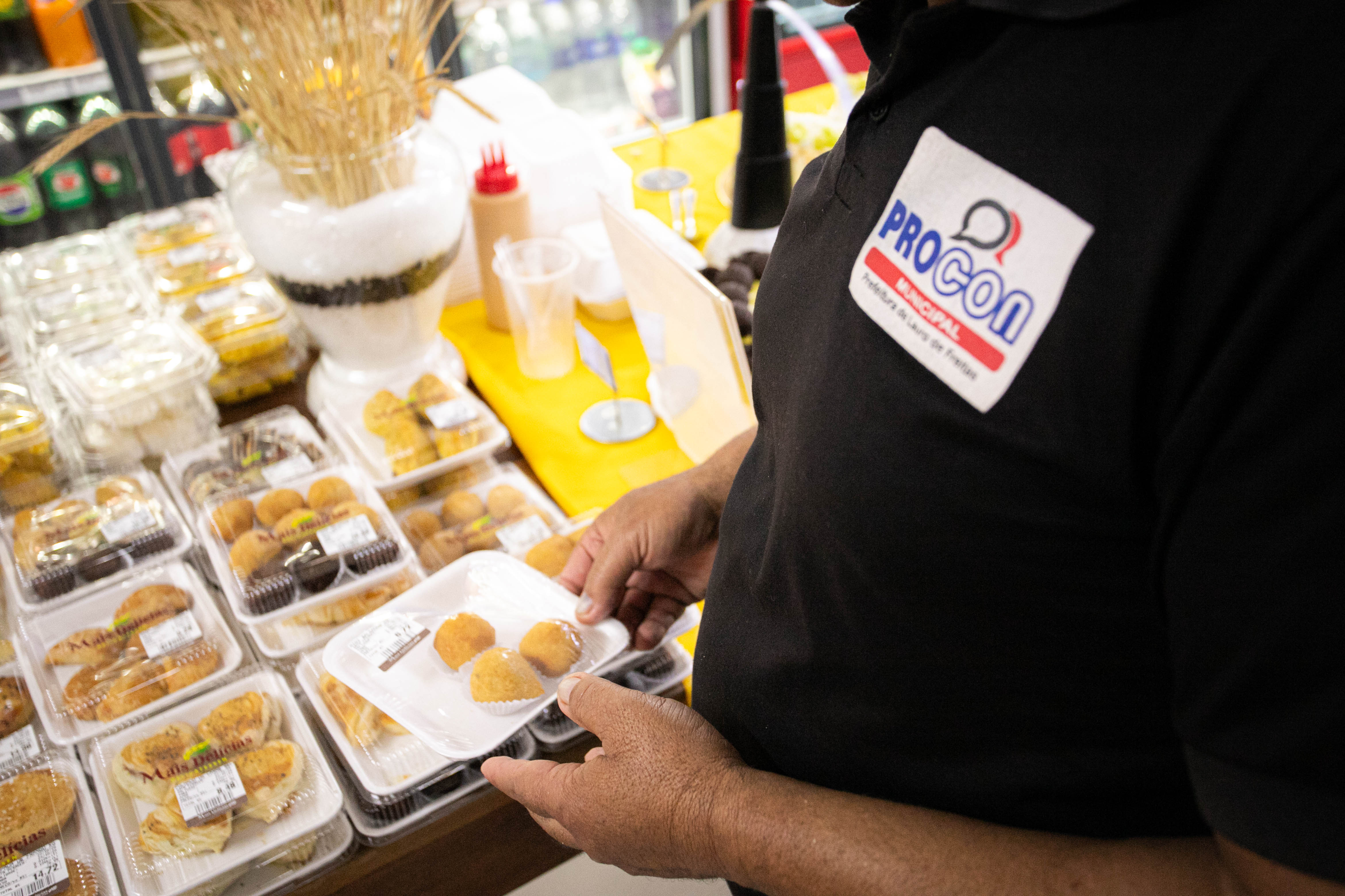 23/10/2026 - Procon intensifica fiscalização em padarias de Lauro de Freitas para garantir segurança alimentar