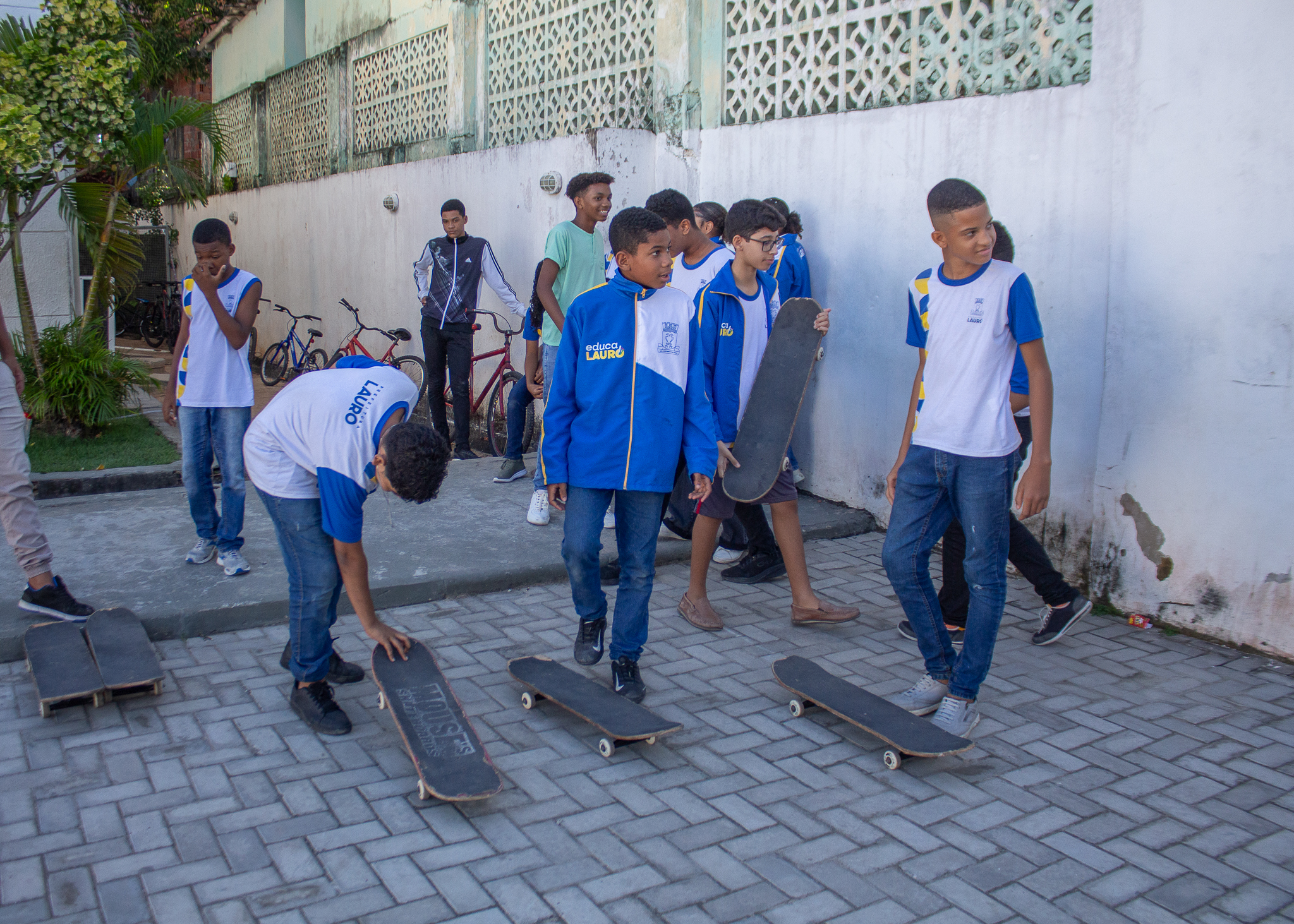 Prefeitura leva aulas de skate à escola municipal e amplia experiências na Educação Física